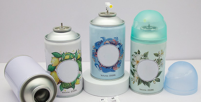 Việc in ấn và trưng bày thương hiệu trên lon thiếc đựng bình xịt.